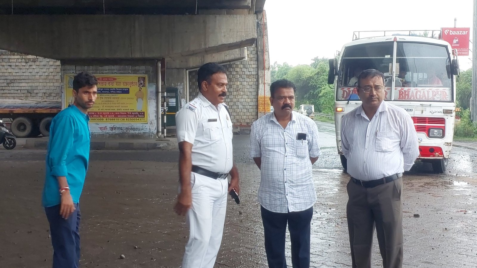জাতীয় সড়কের মেরামতের কাজ শুরু। দুর্ঘটনা থেকে এরাবার জন্য মানুষের সুরক্ষার জন্য