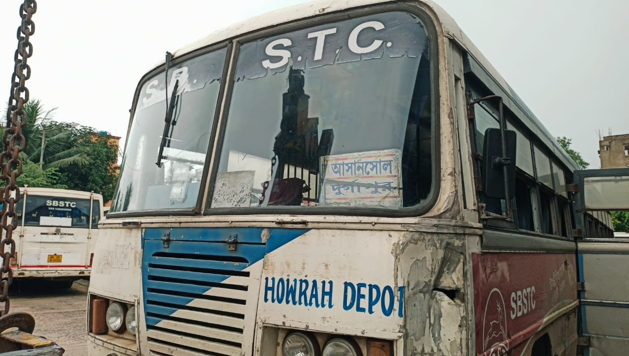 আসানসোলের সেনরেল রোডের জুবিলি মোড় সংলগ্ন SBSTC ( সাউথ বেঙ্গল স্টেট ট্রান্সপোর্ট কর্পোরেশন) বাস ডিপোতে দাঁড়িয়ে থাকা একটি সরকারি বাস হঠাৎ চালক ছাড়াই চলতে শুরু করে।