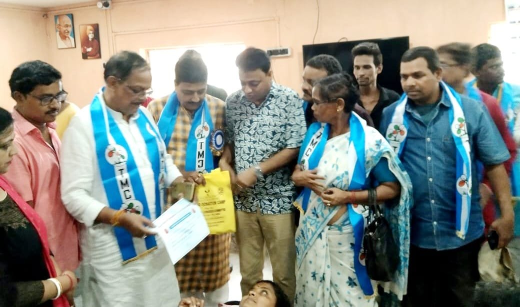 বার্নপুর স্টেশন রোড টিএমসি পার্টি অফিসের সামনে আজ একটি রক্তদান শিবিরের আয়োজন করা হয়েছিল এই উপলক্ষে রাজ্যের আইনমন্ত্রী মলয় ঘটক, ও আসানসোল পৌর নিয়মে মেয়র বিধান উপাধ্যায়