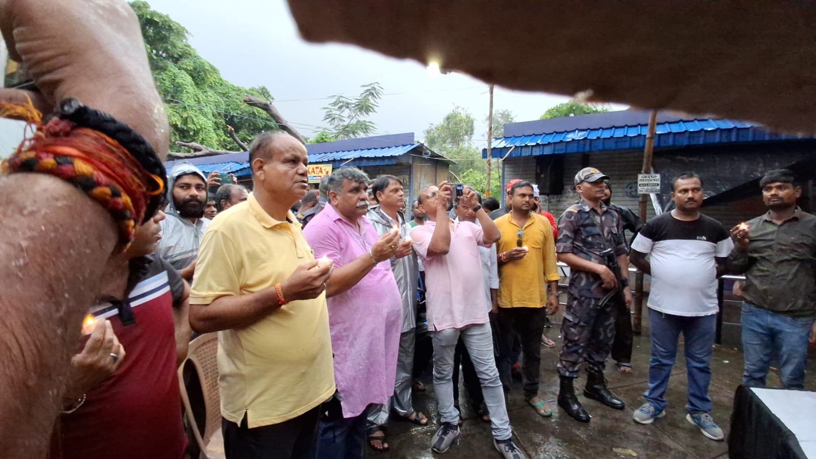 প্রাকৃতিক দুর্যোগকে উপেক্ষা করে প্রতিবাদী মিছিল    আসানসোলে।