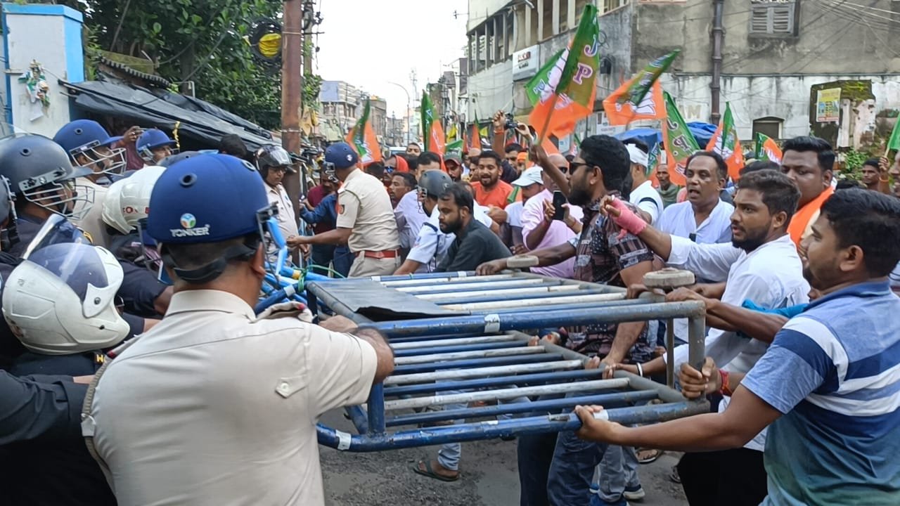 পুলিশের ব্যারিকেড ভেঙে রাণীগঞ্জ থানা ঘেরাও।
