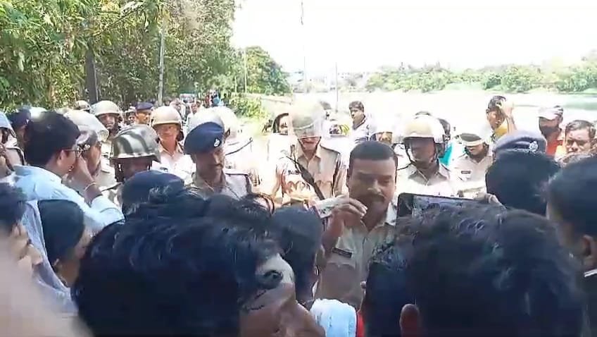 রেলের জায়গার বস্তি উচ্ছেদ,অবস্থান বিক্ষোভে ১০০ টি পরিবার