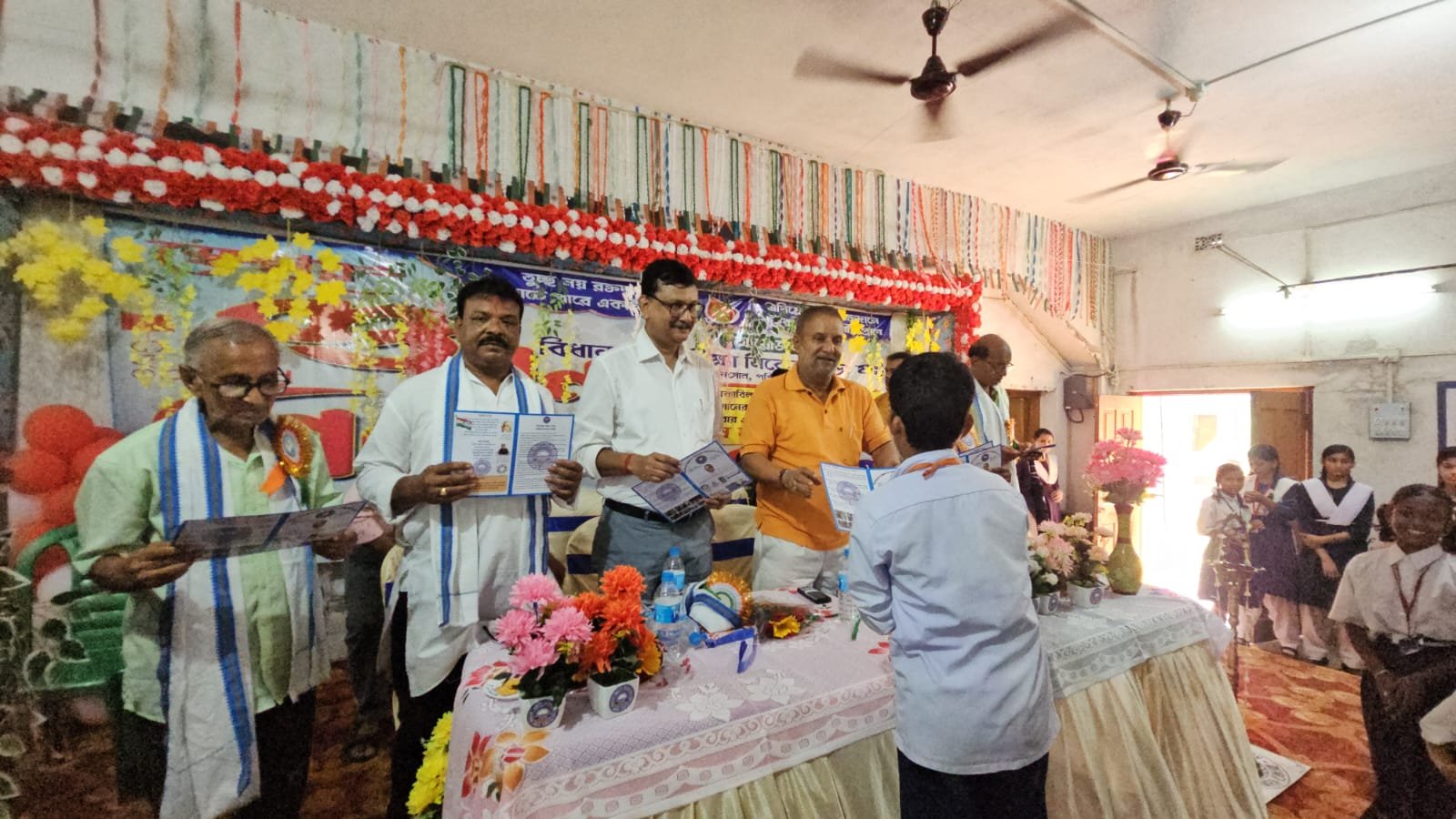 আসানসোলের স্কুলে রক্তদান শিবির ও কৃতিদের সম্বর্ধনা অনুষ্ঠান………… আসানসোল,