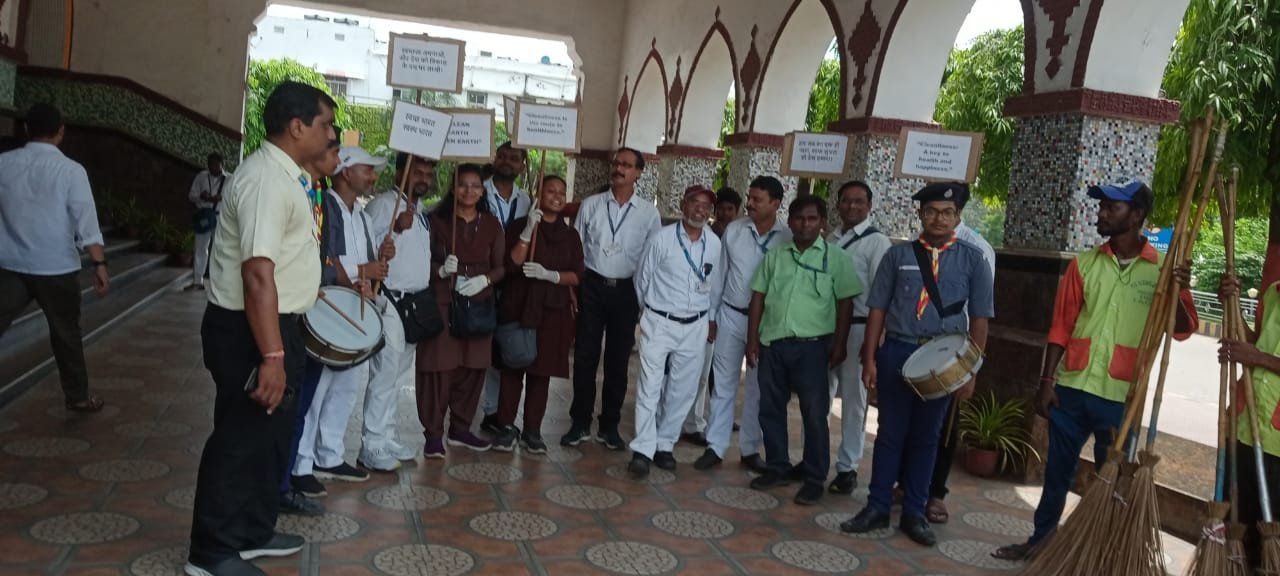 आसनसोल स्टेशन में टिकट जांच कर्मियों के द्वारा आज किया गया श्रमदान