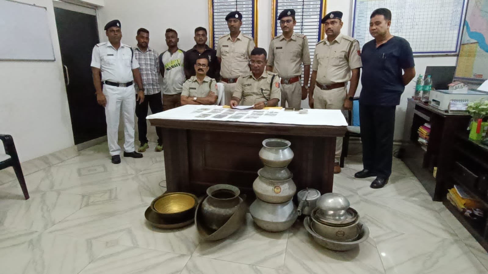 রাণীগঞ্জের কুখ্যাত দুই চোরকে গ্রেপ্তার করে কয়েক লক্ষ টাকার সোনা রুপার গয়না ও বাসন।