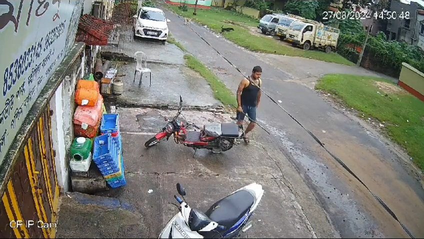 এলাকার কুকুরকে নির্মম ভাবে মারার জন্য থানায় অভিযোগ করলো পশুপ্রেমীরা।