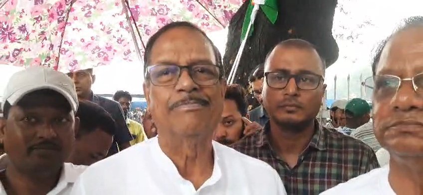 বিজেপির ডাকা বন্ধ কে ব্যর্থ করতে DSP কারখানার সামনে জমায়েত করে তৃণমূল শ্রমিক সংগঠনের কর্মী সমর্থকেরা।
