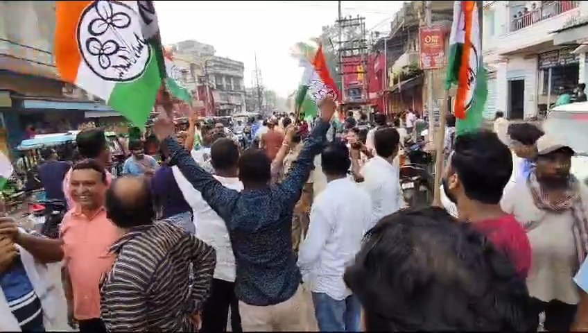 কুলটি ব্লক তৃণমূল কংগ্রেসের পক্ষ থেকে বন্ধ বিরোধিতা নিয়ামতপুর মোড়ে।