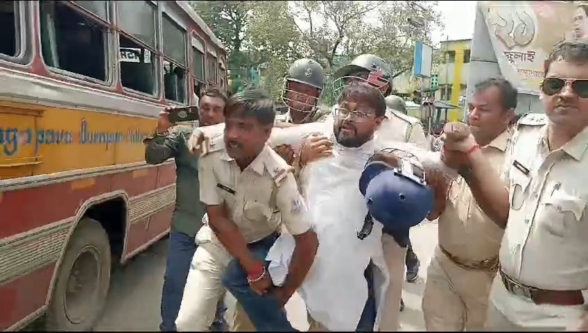বার্ণপুরে বিজেপির রেল অবরোধ,বার্নপুরে আটক বিজেপির জেলা সভাপতি।
