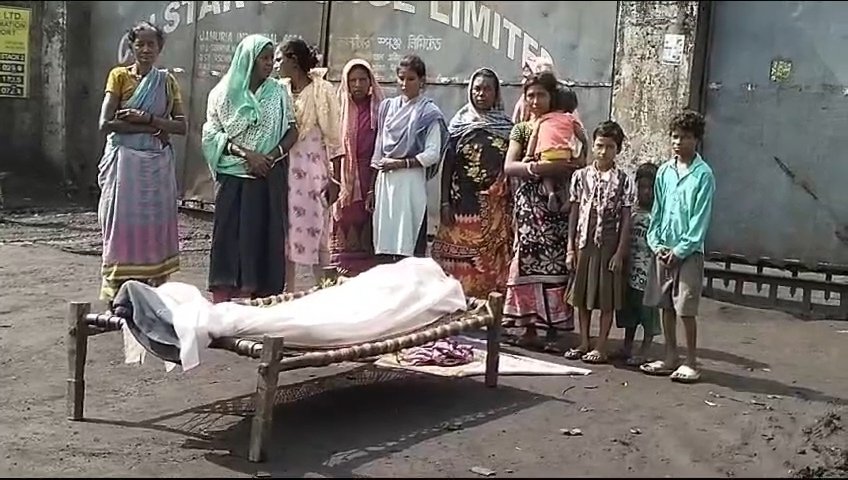 চাকরির দাবিতে কারখানার গেটের সামনে মৃত দেহ রেখে বিক্ষোভ স্থানীয়দের