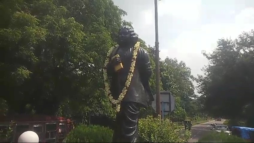 কাজি নজরুল ইসলামের প্রয়ান দিবসে তার মূর্তিতে মাল্যদান করলেন চেয়ারম্যান।