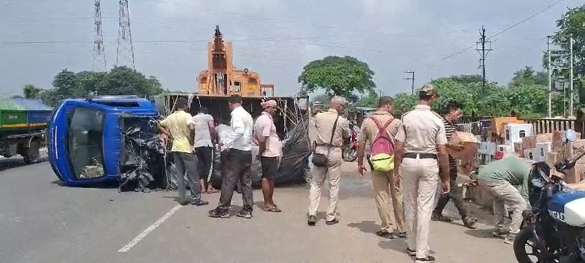 মদ ভর্তি ট্রাক উল্টে জাতীয় সড়ক অবরুদ্ধ, তৎপরতার সাথে পুলিশ রাস্তা পরিস্কার করে।