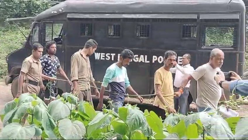 দূর্গাপুরের সিপিএমের ভবনে বোমাবাজির ঘটনায় গ্রেপ্তার নয়জন তৃণমূল কংগ্রেসের কর্মী, মিনাক্ষী মুখার্জি পুলিশ, স্বাস্থ্য মন্ত্রীর পদত্যাগের দাবি করলেন।