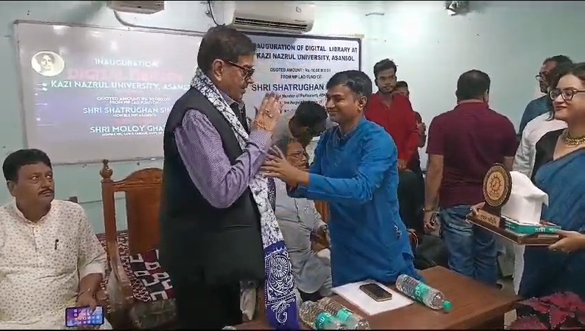 आसनसोल के सांसद क्षेत्र में मंत्री मलाई घटक और शत्रुघ्न सिन्हा के द्वारा आज काजी नजरूल विश्वविद्यालय में डिजिटल लाइब्रेरी का उद्घाटन किया गया इस लाइब्रेरी के निर्माण में 10 लख रुपए की लागत से हुईं हैं।