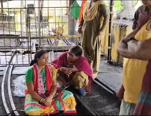 চাকরির দাবিতে ধর্ণা বিধবা।