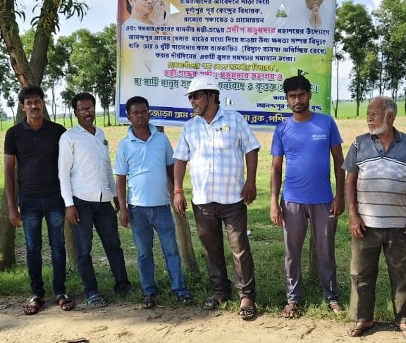 রাজ্যের পঞ্চায়েত মন্ত্রীর উদ্যোগে আনন্দপুর গ্রামে আজ দুপুর ২টো থেকে খেলার মাঠের উপর থেকে বিদ্যুতের খুঁটি ও বিদ্যুতের তার সরিয়ে নেওয়ার কাজ শুরু হলো।