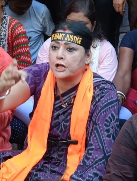 রাণীগঞ্জ থানার সামনে ব্যারিকেড উপড়ে ফেলে দিল বিজেপির কর্মীরা,প্রচ্ছন্ন হুমকি পুলিশ আধিকারিককে।