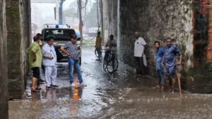 আবারও টানা বৃষ্টিতে জলমগ্ন শহরের বিস্তীর্ণ এলাকা, রেল ইঞ্জিনিয়ারদের সঙ্গে নিয়ে আসানসোলে ব্রিজ পরিদর্শনে মেয়র