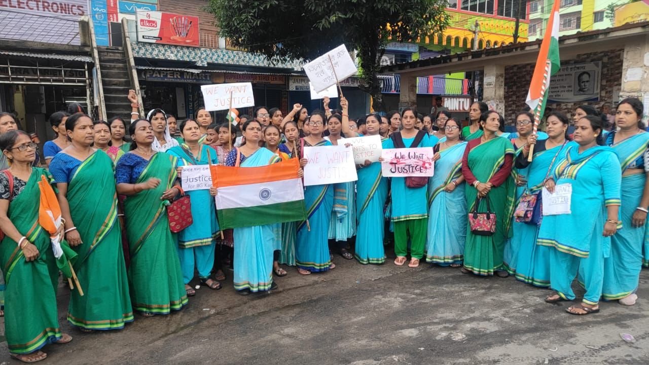 আরজি করের ঘটনায় দোষীদের শাস্তির দাবিতে আশাকর্মী ও আইসিডিএস কর্মীদের বিক্ষোভ মিছিল