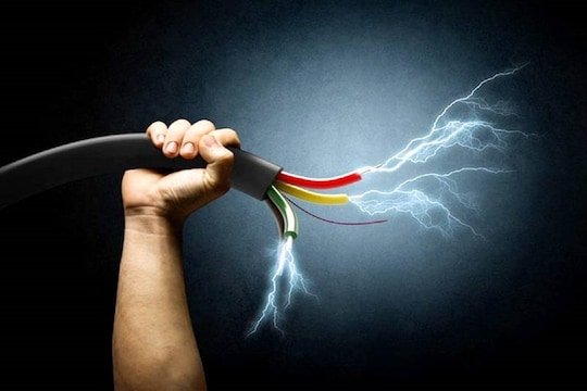जमुरिया फैक्ट्री में करंट लगने से श्रमिक की मौत, बचाने गया भाई भी चपेट में