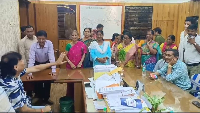 आज आसनसोल नगर निगम के 84 नंबर वार्ड के कुछ लोगों ने मेयर विधान उपाध्याय से मुलाकात की।