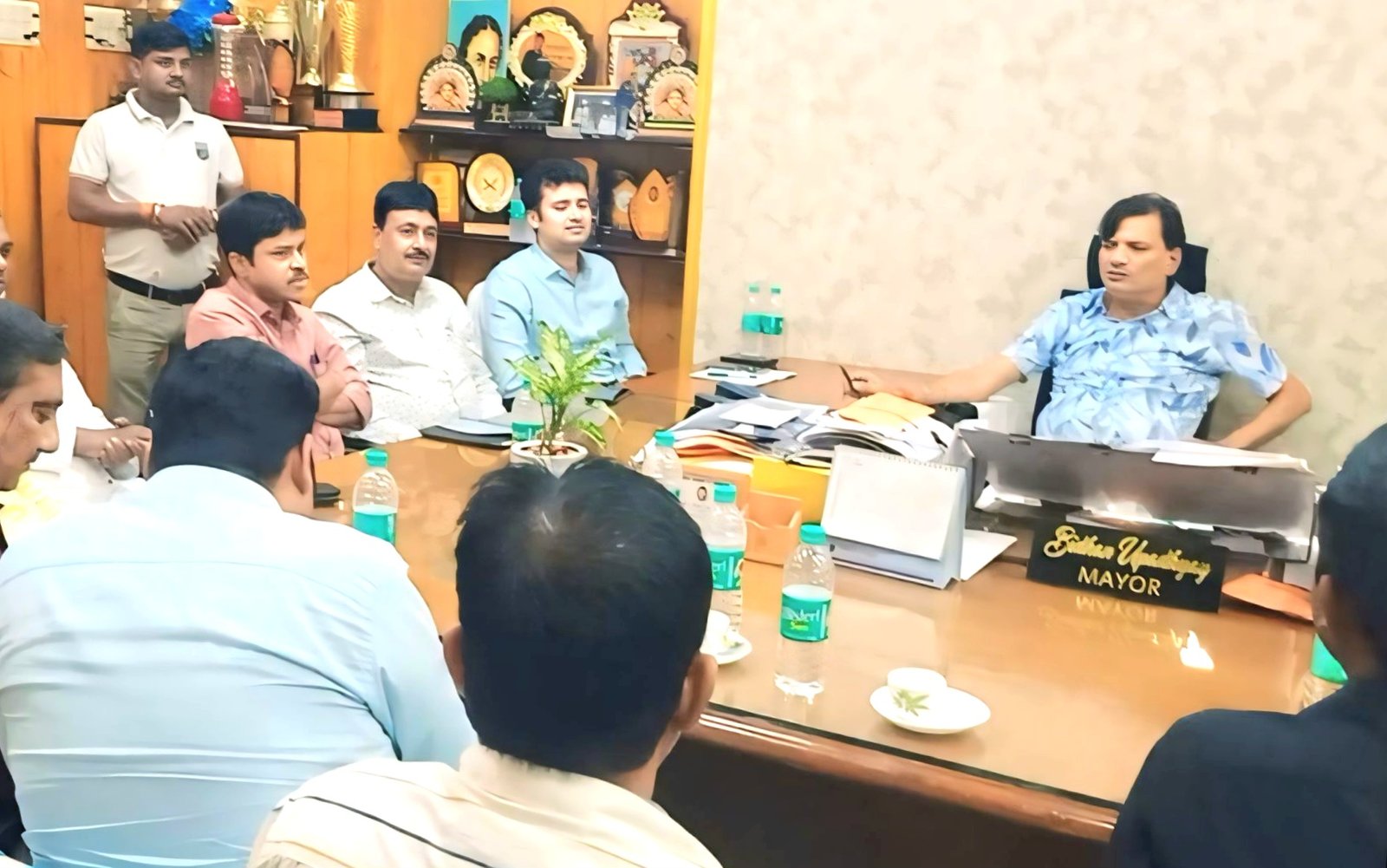 आसनसोल नगर निगम में आज मेयर विधान उपाध्याय के चेंबर में पश्चिम बंगाल राज्य बिजली विभाग के अधिकारियों के साथ मेयर ने एक बैठक की।