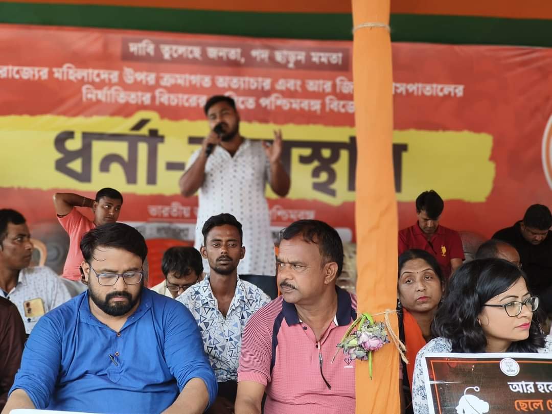 आसनसोल से कोलकाता के लिए रवाना हुए भाजपा संगठन कार्यकर्ता एवं जिला नेता। न्याय के मांग पर दोषी की गिरफ्तारी और फांसी हो इन सभी मामलों को लेकर राज्य सरकार के मुख्यमंत्री पद से इस्तीफा