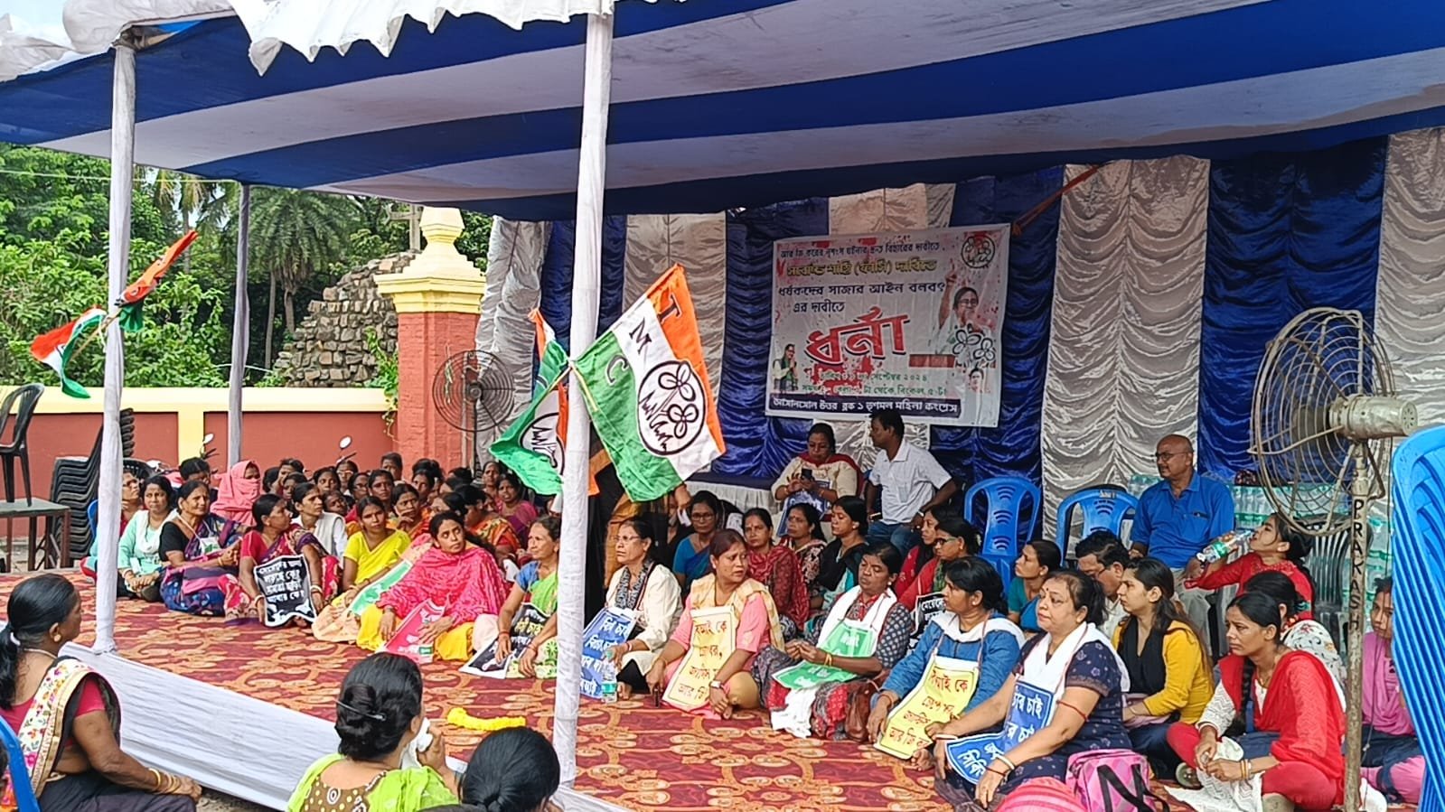 রবিবার আসানসোলের মহিলা তৃণমূল কংগ্রেসের ধর্ণা মঞ্চ থেকে রাষ্রপতি সহ বিজেপি এবং সিপিএমকে আক্রমণ জেলা নেত্রীর।