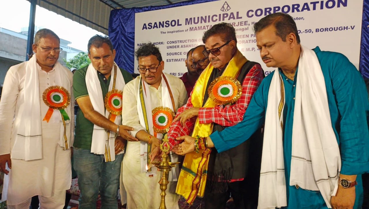 आसनसोल नगर निगम के 50 नंबर वार्ड में सांसद कोटा से बने लाइब्रेरी का उद्घाटन किया गया । इस मौके पर आसनसोल के सांसद शत्रुघ्न सिन्हा विशेष रूप से उपस्थित थे