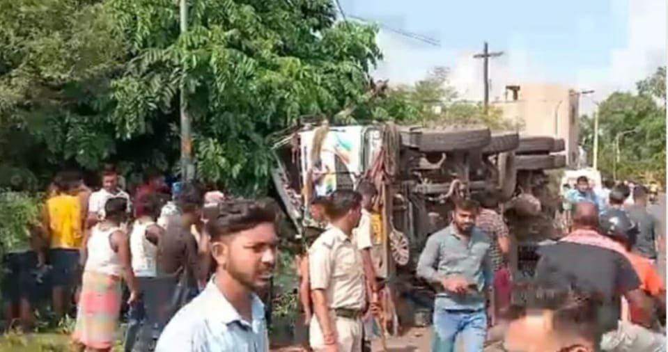 জামুড়িয়ায় উত্তেজনা / ধাক্কায় সাইকেল আরোহীর মৃত্যু / পালাতে গিয়ে রাস্তায় উল্টালো ট্রাক, জখম চালকল জামুড়িয়া ও আসানসোল,