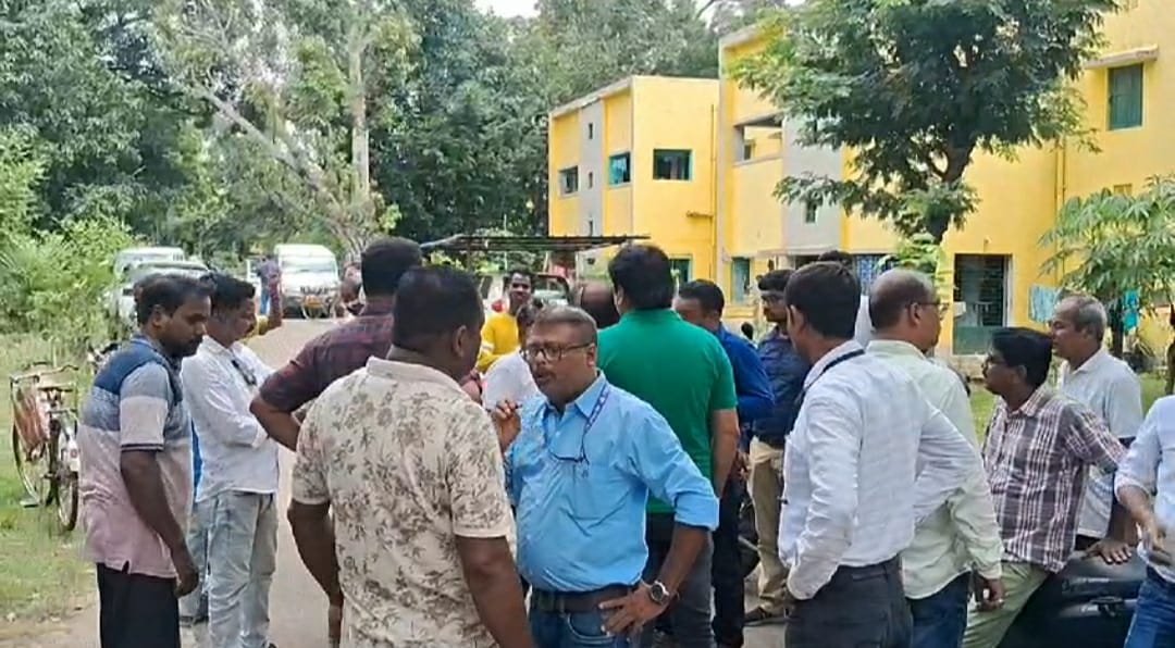 নিউটাউনে কোয়ার্টার খালি করতে গিয়ে উত্তেজনা, খালি হাতে ফিরে গেল ইস্কো কতৃর্পক্ষ।