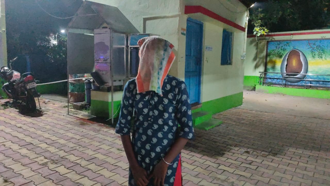 सालानपुर थाना अंतर्गत डाबर कॉलोनी में सातवीं कक्षा की बच्ची से छेड़छाड़ के आरोप में डाबर कॉलोनी के तपन कर्मकार (65) नामक एक व्यक्ति को गिरफ्तार किया गया है।
