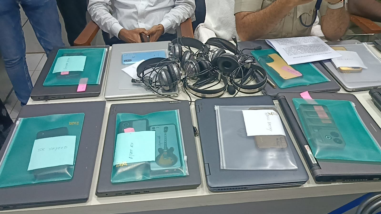 ভাড়া ঘরে অবৈধভাবে কল সেন্টারে জড়িত ১৩ জনকে গ্রেপ্তার করলো সাইবার এবং ডিডি।