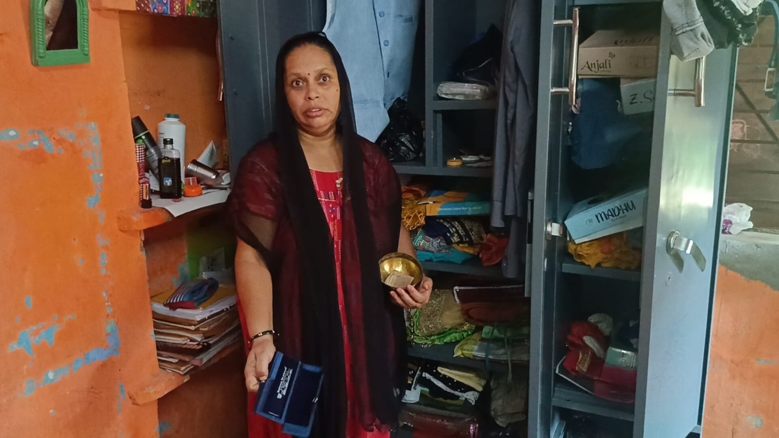 গৃহকর্ত্রী ও দুই সন্তানকে ভোজালি দেখিয়ে হুমকি / আসানসোলে রেল কর্মীর আবাসনে ১০ লক্ষ টাকার গয়না লুঠ / তদন্তে পুলিশ