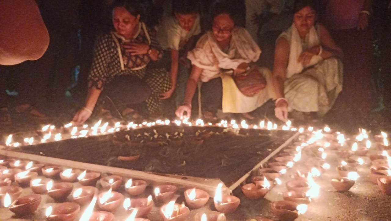 তিলোত্তমার ধর্ষণকারীদের শাস্তির দাবিতে মোমবাতি জ্বালিয়ে বিক্ষোভ।