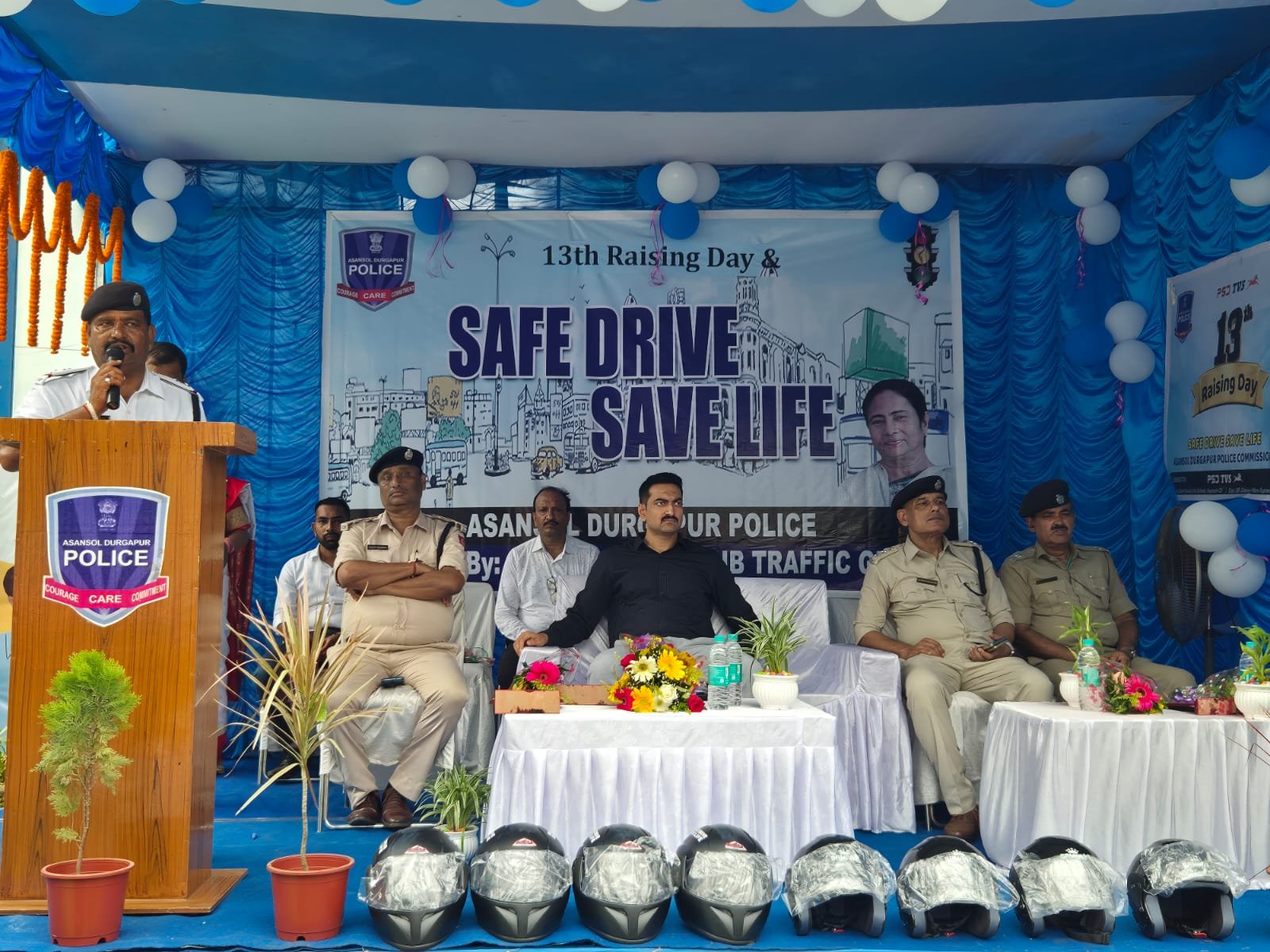 आसनसोल दुर्गापुर पुलिस कमिश्नर की तरफ से लगातार लोगों को ट्रैफिक नियमों के बारे में जागरूक करने का प्रयास किया जा रहा है उपस्थित डीसी ट्रैफिक