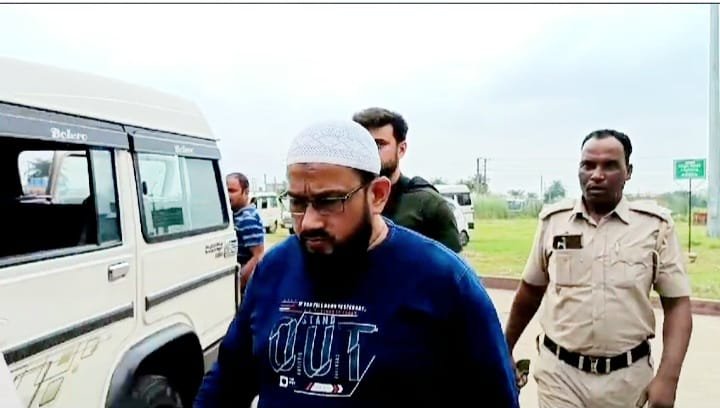 অন্ডাল বিমানবন্দরে চাঞ্চল্য / যাত্রীর লাগেজ থেকে উদ্ধার একটি দেশি রিভলভার ও ৬ রাউন্ড কার্তুজ, ধৃত ২
