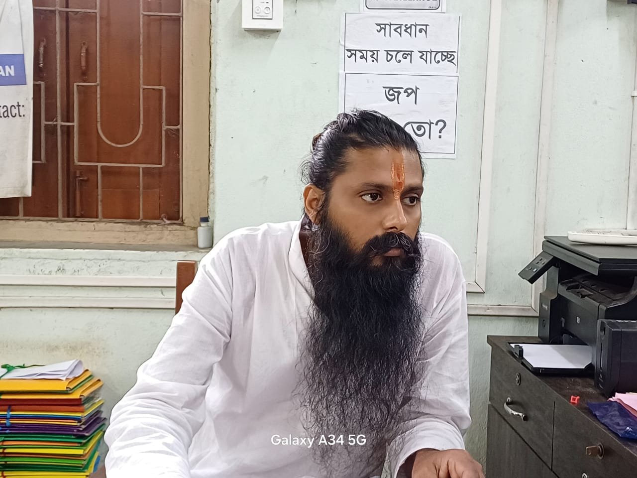 বৃহস্পতিবার সকালে কাজের যোগ দেওয়ার পরই তাকে সাস্পেনশন লেটার ধরিয়ে দেওয়া হয়। শুভঙ্কর বন্দ্যোপাধ্যায় জানিয়েছেন অন্যায়ের প্রতিবাদ করতে গিয়ে তাকে সাসপেন্ড হতে হয়েছে।
