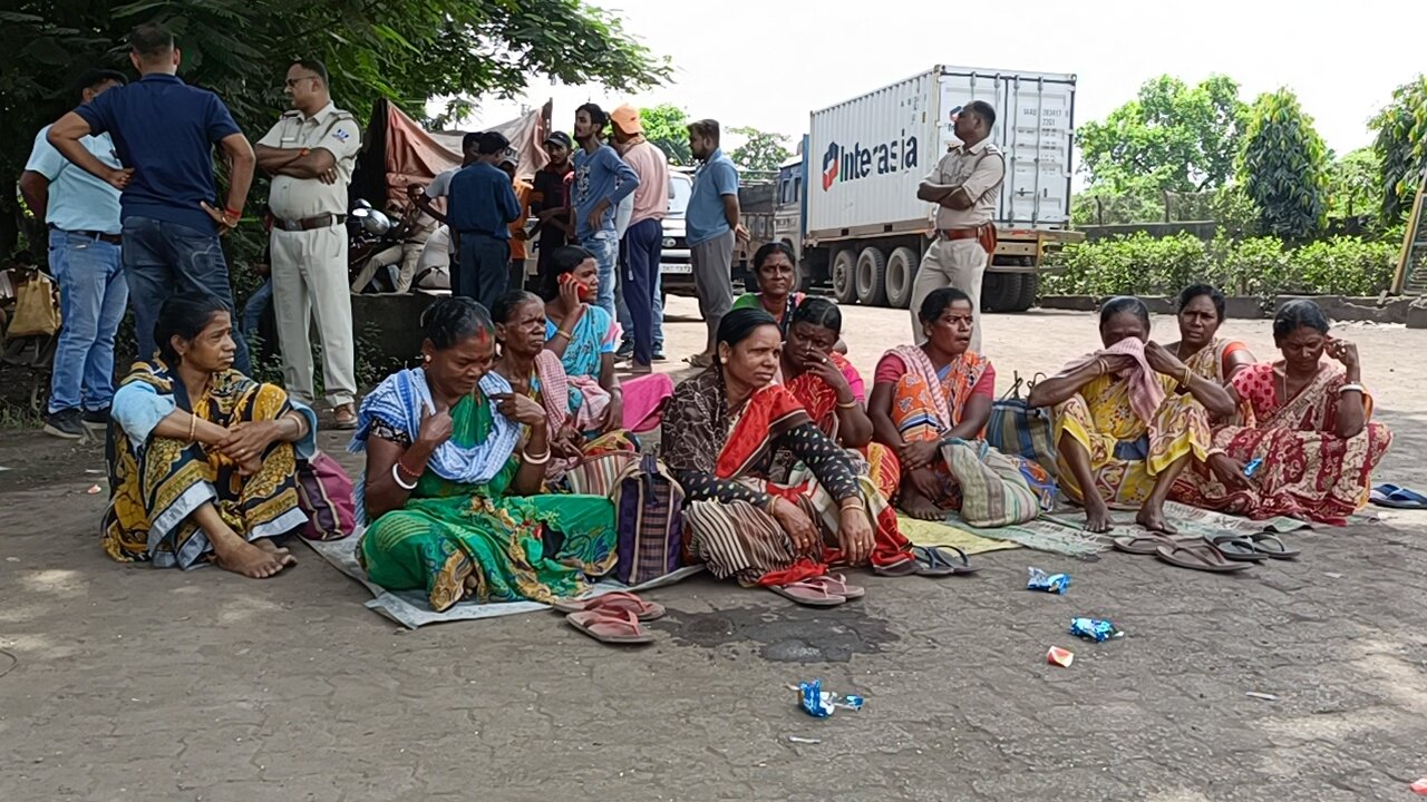 কাজের দাবিকে কাঁকসার বাঁশকোপায় বেসরকারি কারখানার গেট আটকের বিক্ষোভ ও ধর্ণা এলককাবাসীর,পুলিশ গিয়ে আটক করলো ৪০জন বিক্ষোভকারীকে