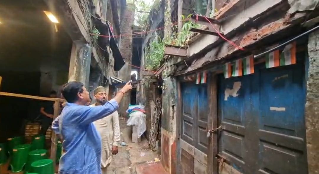 আসানসোল মাছ বাজার পরিদর্শনে পুর চেয়ারম্যান / ভগ্নপ্রায় পুরনো ভবন নিয়ে ব্যবস্থা নেওয়ার আশ্বাস