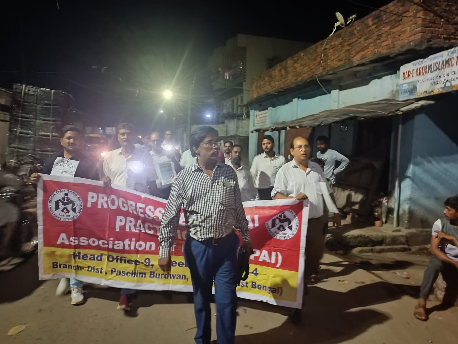 मृतका जूनियर डाक्टर की याद मे प्रोग्रेसिव मेडिकल प्रैक्टिशनर एसोसिएशन के पश्चिम बर्दवान जिला कमेटी की ओर से कैडल मार्च निकाला गया।