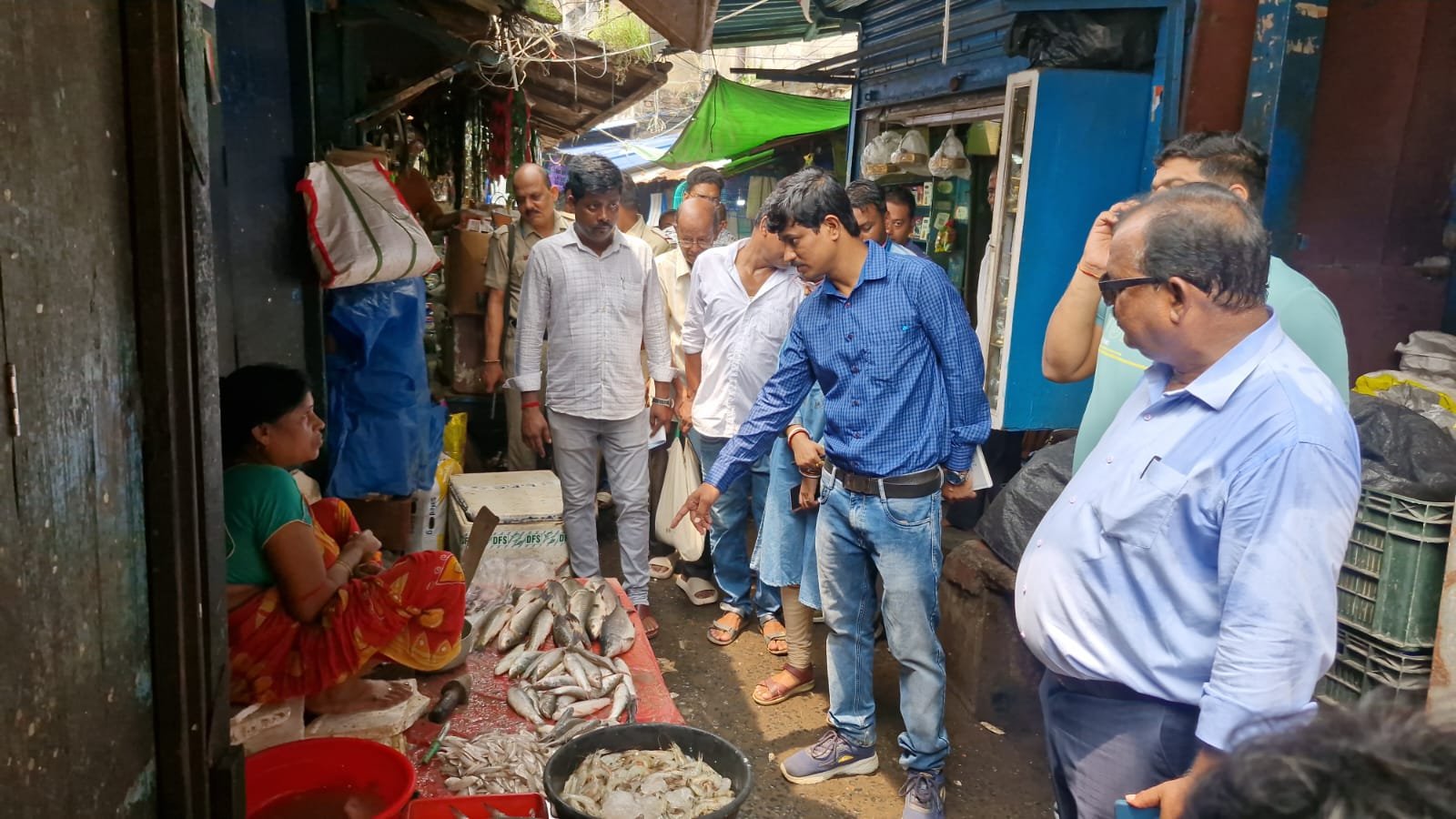पश्चिम बर्धमान जिले के कंज्यूमर अफेयर्स डिपार्टमेंट की तरफ से  आसनसोल बाजार में विभिन्न दुकानों मे अधिकारियों द्वारा संयुक्त रूप से अभियान चलाया गया