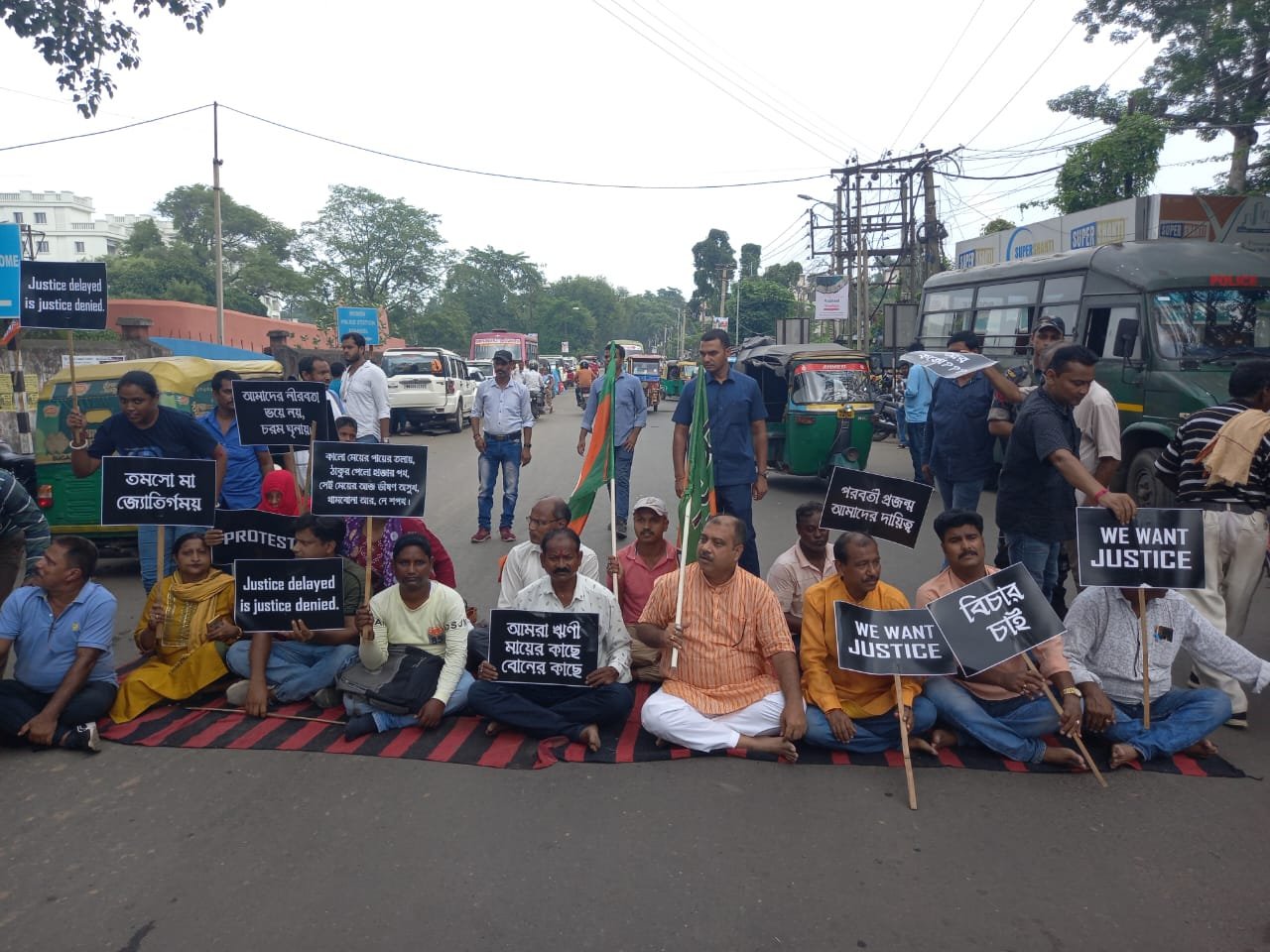 आसनसोल के अदालत परिसर के पास घड़ी मोड़ के निकट चक्का जाम किया गया  BJP राज्य कमेटी सदस्या कृष्णेंदु मुखर्जी के