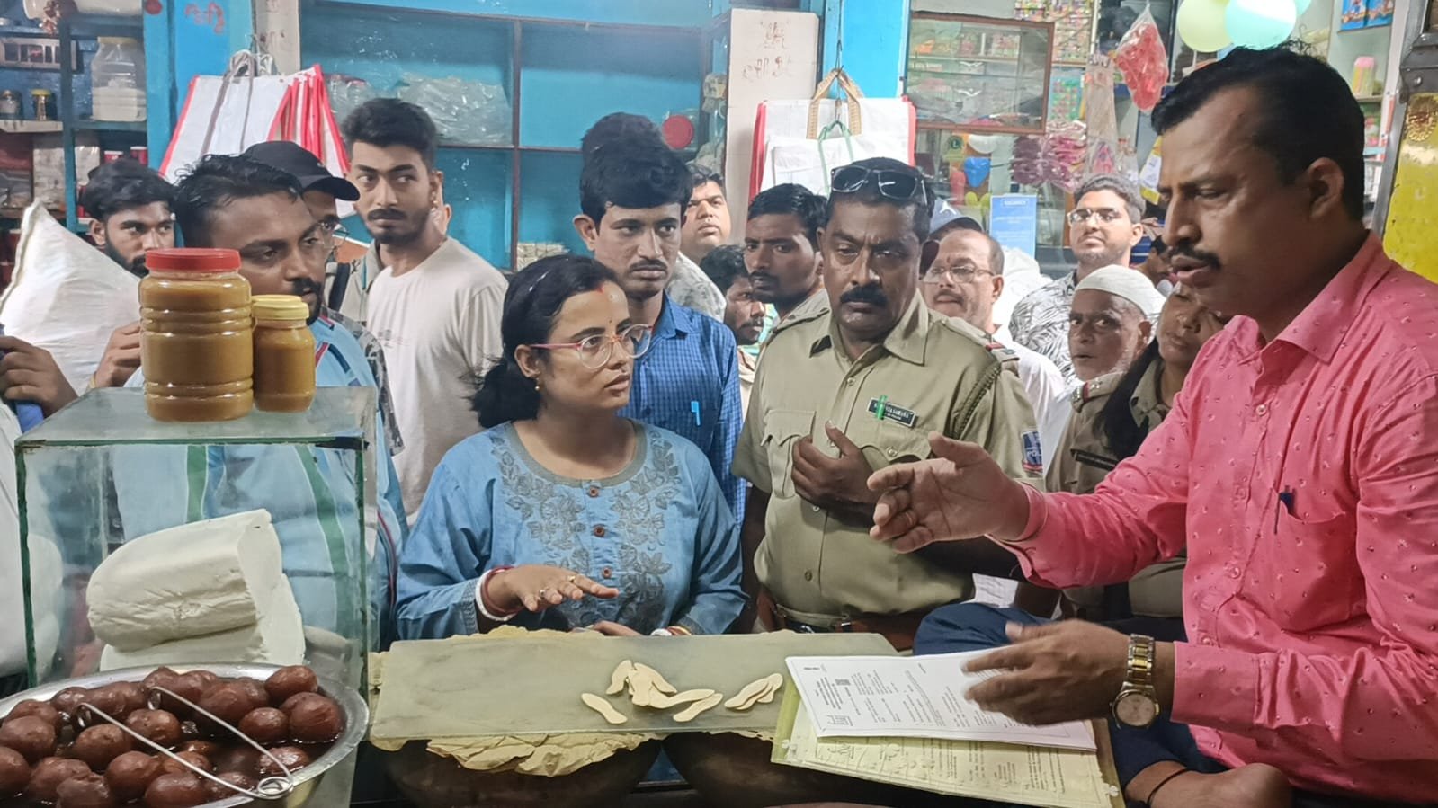 সতর্ক করা হলো বেশকিছু ব্যবসায়ীকে / আসানসোল বাজারে জেলা কনজিউমার এ্যাফেয়ার্স দপ্তরের সচেতনতা মুলক অভিযান