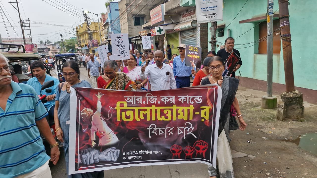 আর জি কর হাসপাতালের খুন ও ধর্ষণের মামলায় অভিযুক্তদের শাস্তির দাবিতে অবসরপ্রাপ্ত রেলকর্মীদের পরিবারের মিছিল মহিশীলাতে।