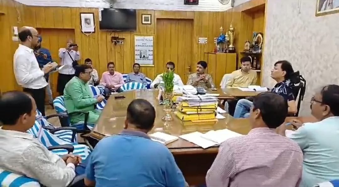 আসানসোল পুরনিগমে মেয়র পারিষদ ও বোরো চেয়ারম্যানদের নিয়ে বৈঠক / রাস্তা মেরামত ও শহরের সৌন্দর্যায়ন নিয়ে আলোচনা