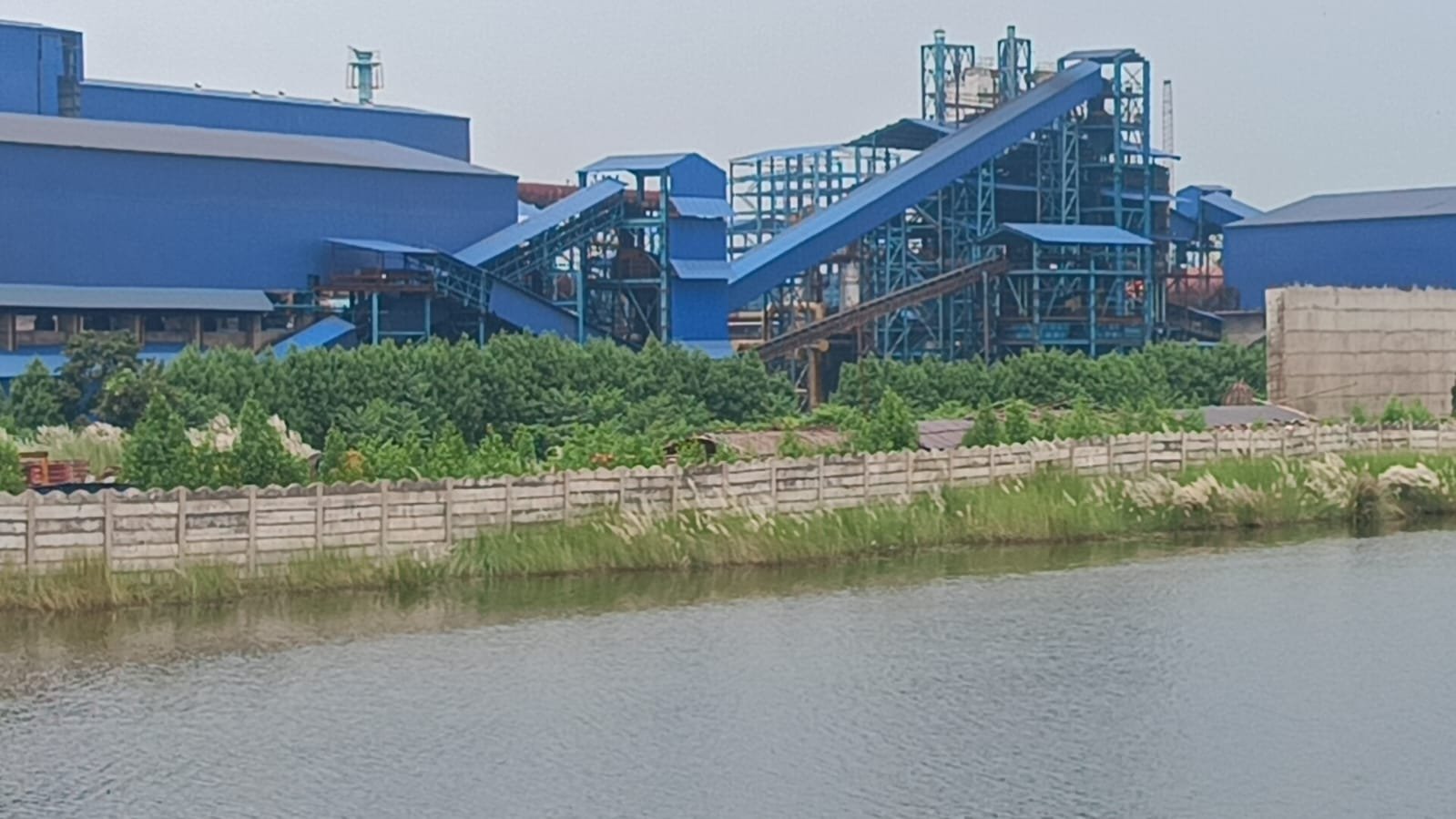 পশ্চিম বর্ধমানের রানিগঞ্জ শিল্প তালুক / বিভিন্ন কারখানা থেকে ছড়াচ্ছে এলাকায় দূষণ / বৈঠকে তৃণমূল ও আইএনটিটিইউসির জেলা সভাপতি