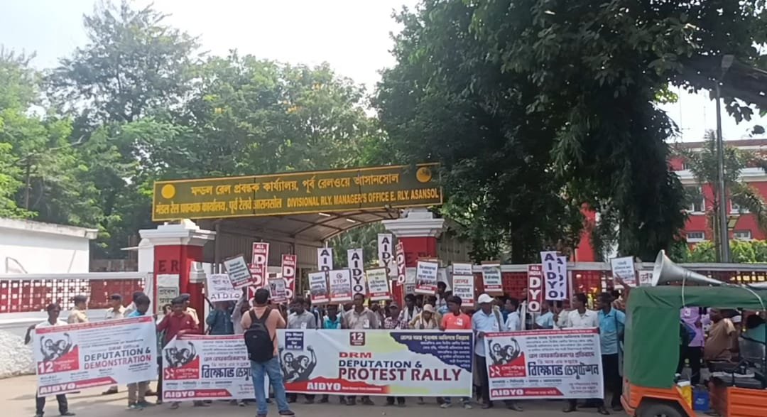 अपनी विभिन्न मांगों के समर्थन में  AIDYO की तरफ से आसनसोल रेलवे डिवीजन के DRM को ज्ञापन सोपा गया