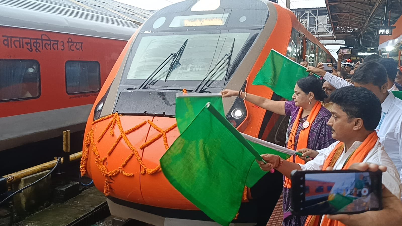 गया– हावड़ा बंदे भरत ट्रेन की शुरुआत /आसनसोल में अग्निमित्र पाल ने हरी झंडी दिखाकर रवाना किया