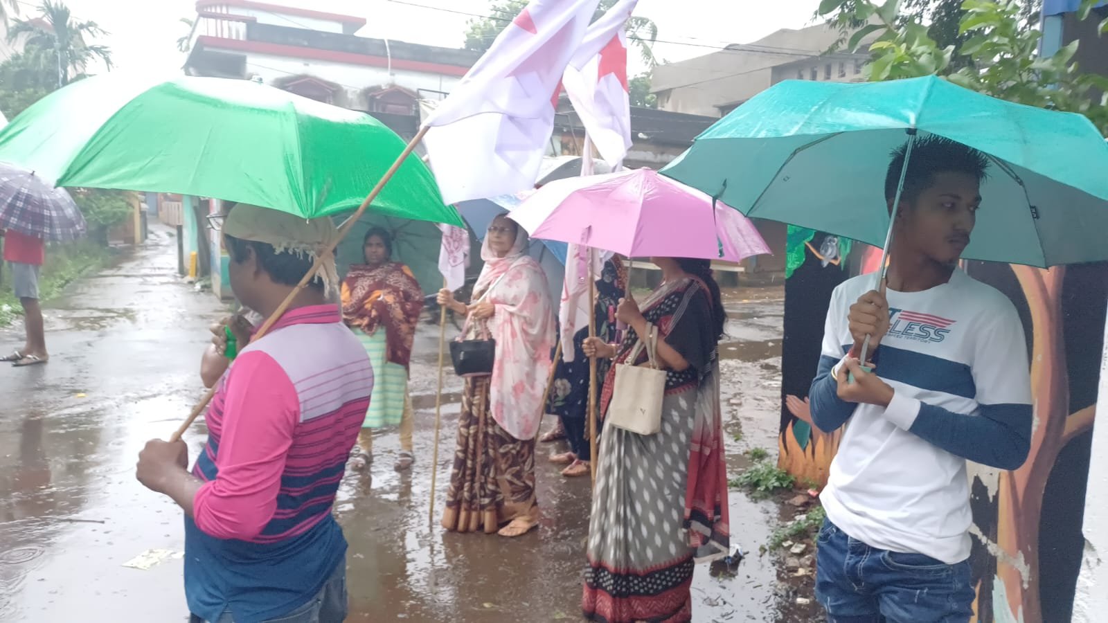 ভাইরাল হওয়া অডিও ক্লিপে হামলার অভিযোগ ওঠে। বাম  কলতান দাশগুপ্তকে মুক্তির দাবিতে রবিবার কাঁকসা থানা ঘেরাও করে বিক্ষোভ দেখালো বাম কর্মী-সমর্থকরা। 